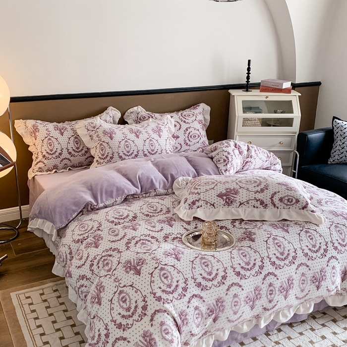 91家纺网 家纺一手货源 找家纺 潘朵拉 2023新款高克重法式花边着色雕花牛奶绒四件套 法式浪漫紫