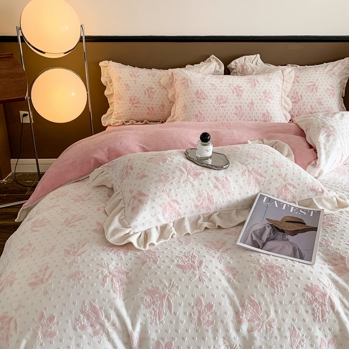 91家纺网 家纺一手货源 找家纺 潘朵拉 2023新款高克重法式花边着色雕花牛奶绒四件套 清浅（粉)