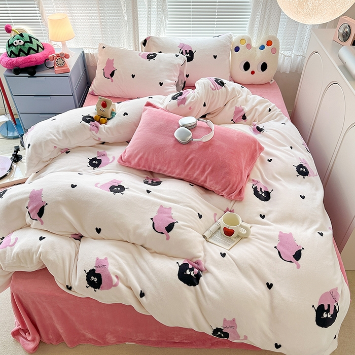 91家纺网 家纺一手货源 找家纺 昔可家纺  2023新款高克重印花牛奶绒卡通系列四件套 粉猫煤球