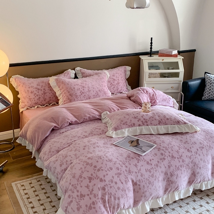 91家纺网 家纺一手货源 找家纺 潘朵拉 2023新款高克重法式花边着色雕花牛奶绒四件套 梨花粉紫