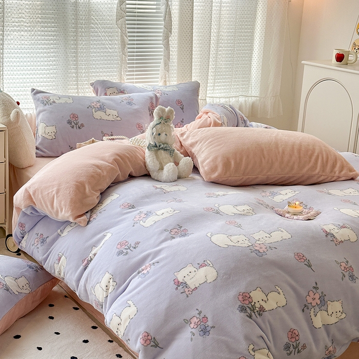 91家纺网 家纺一手货源 找家纺 昔可家纺  2023新款高克重印花牛奶绒卡通系列四件套 花花小猫咪