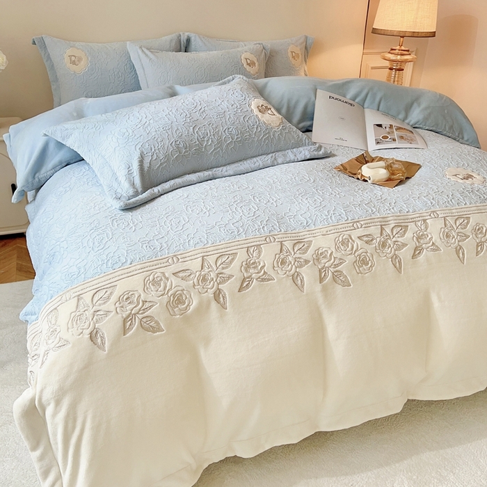 91家纺网 家纺一手货源 找家纺 宅家居 2023新款法式风拼接刺绣全消光A类浮雕花绒剪花烂花牛奶绒四件套-幸福玫瑰 魅-蓝