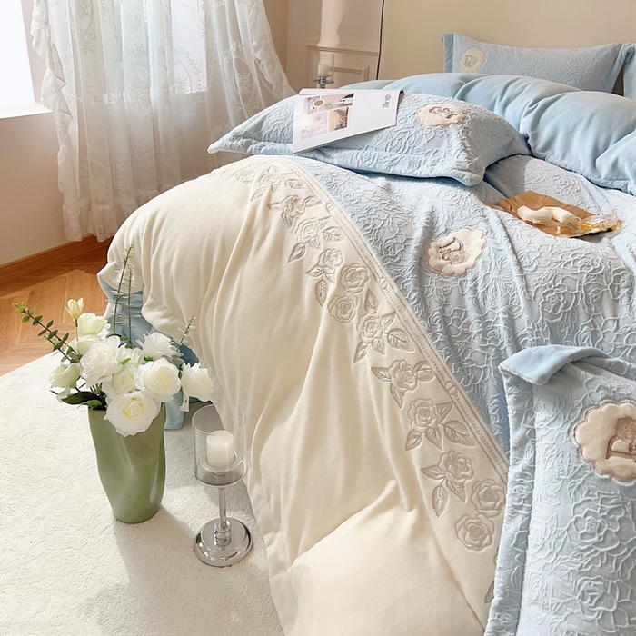 91家纺网 家纺一手货源 找家纺 宅家居 2023新款法式风拼接刺绣全消光A类浮雕花绒剪花烂花牛奶绒四件套-幸福玫瑰 魅-蓝