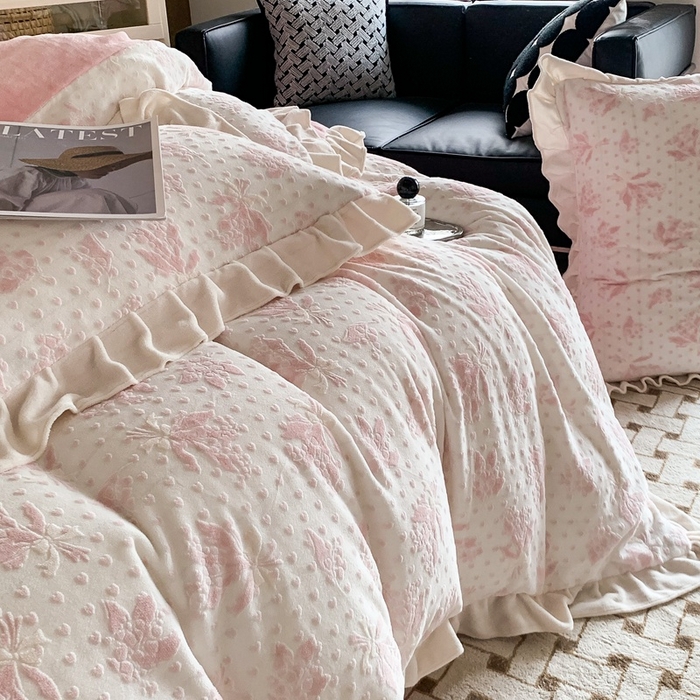 91家纺网 家纺一手货源 找家纺 潘朵拉 2023新款高克重法式花边着色雕花牛奶绒四件套 清浅（粉)