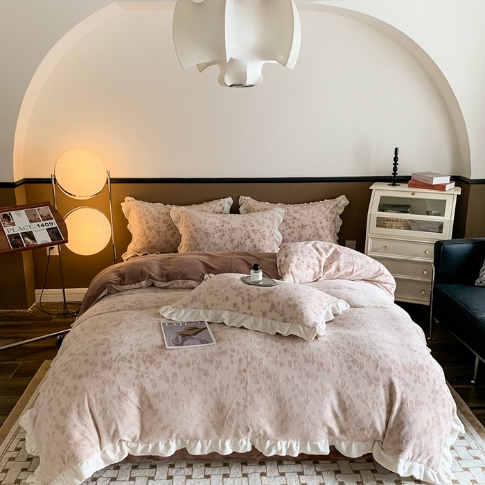 91家纺网 家纺一手货源 找家纺 潘朵拉 2023新款高克重法式花边着色雕花牛奶绒四件套 梨花咖