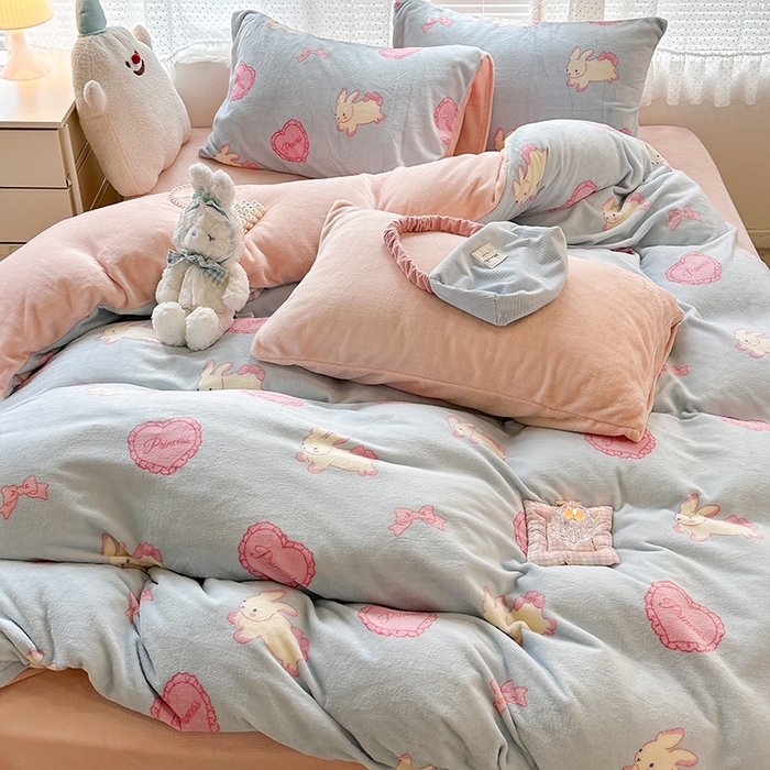 91家纺网 家纺一手货源 找家纺 昔可家纺  2023新款高克重印花牛奶绒卡通系列四件套 萝莉爱心兔