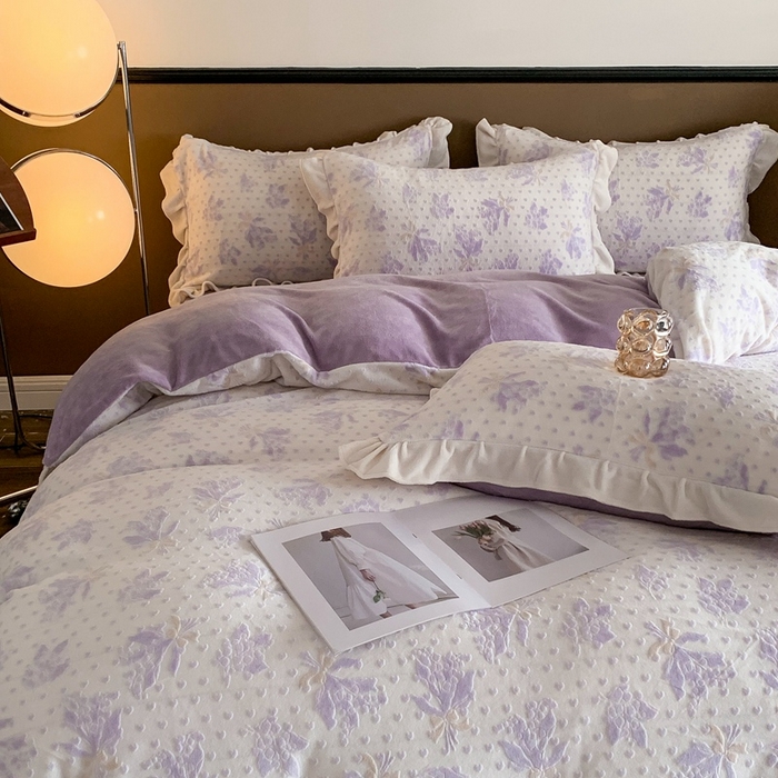 91家纺网 家纺一手货源 找家纺 潘朵拉 2023新款高克重法式花边着色雕花牛奶绒四件套 清浅（紫）