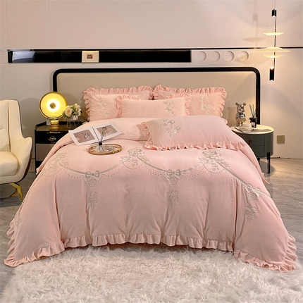 91家纺网 家纺一手货源 找家纺 （总）鼎飞家纺 2023新款法式风全消光牛奶绒绣花花边四件套--妮可系列