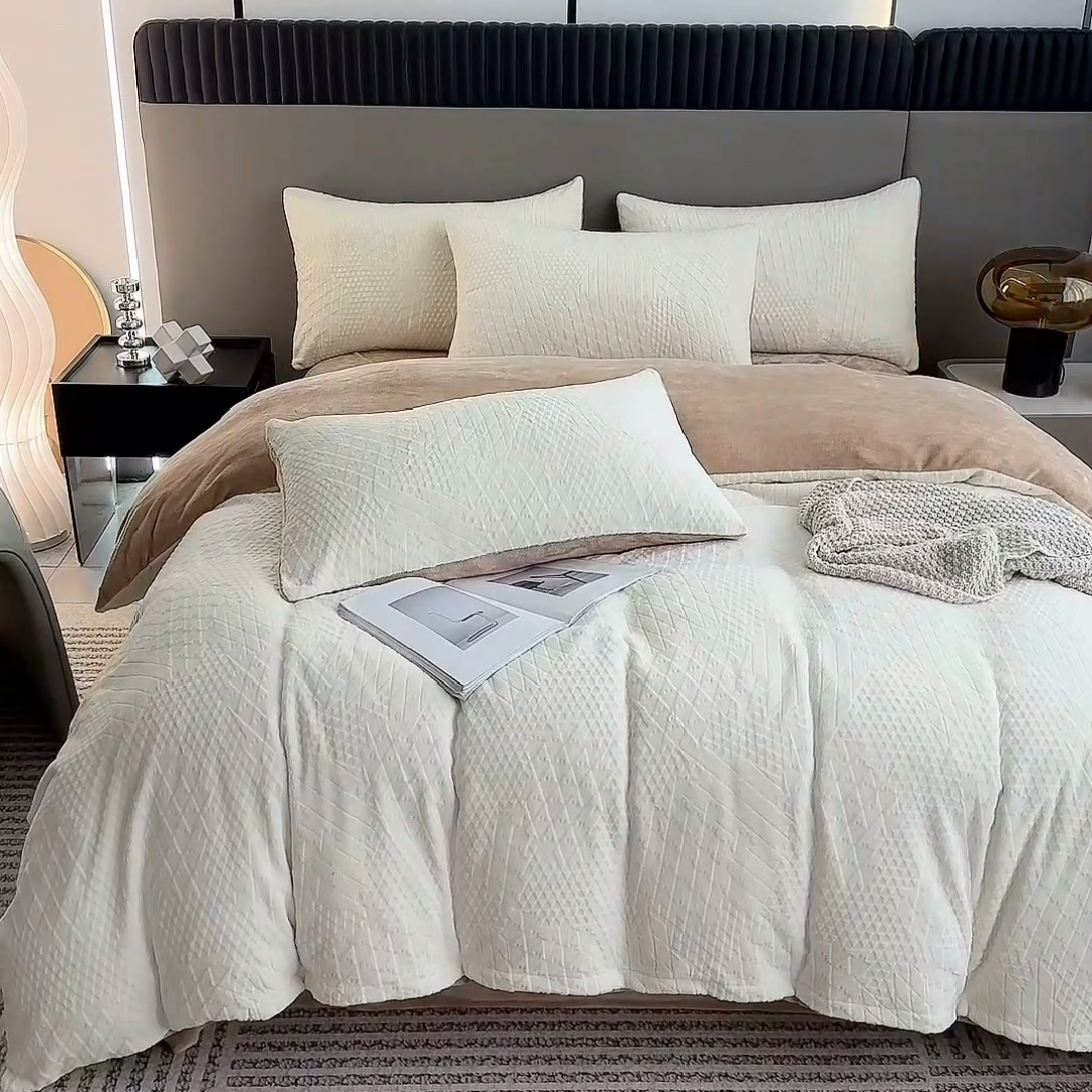 91家纺网 家纺一手货源 找家纺 铠畅家纺 2023爆款A类230g立体雕花牛奶绒四件套 七巧板奶白