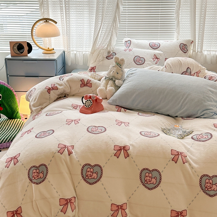 91家纺网 家纺一手货源 找家纺 昔可家纺  2023新款高克重印花牛奶绒卡通系列四件套 菱格爱心兔