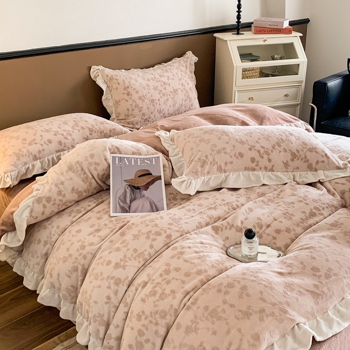 91家纺网 家纺一手货源 找家纺 潘朵拉 2023新款高克重法式花边着色雕花牛奶绒四件套 梨花咖