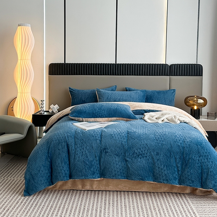 91家纺网 家纺一手货源 找家纺 铠畅家纺 2023爆款A类230g立体雕花牛奶绒四件套 七巧板宝蓝