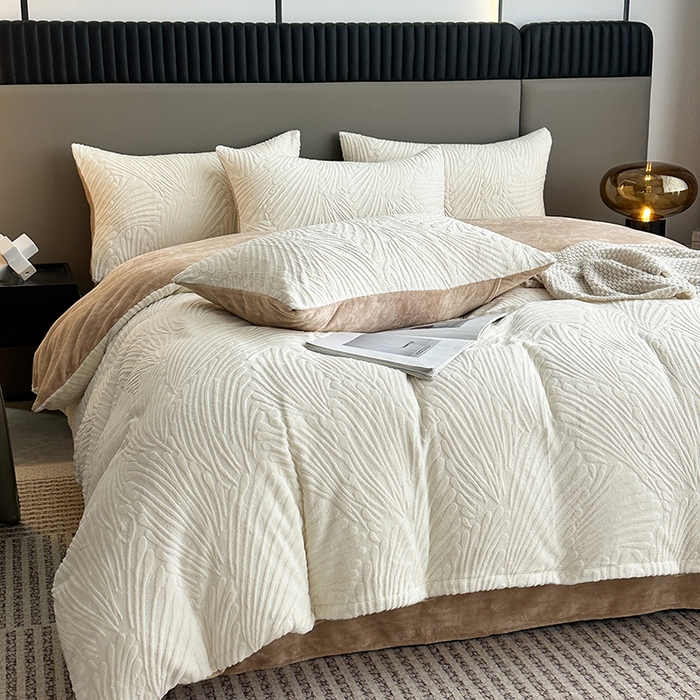 91家纺网 家纺一手货源 找家纺 铠畅家纺 2023爆款A类230g立体雕花牛奶绒四件套 大浪淘沙花型-白