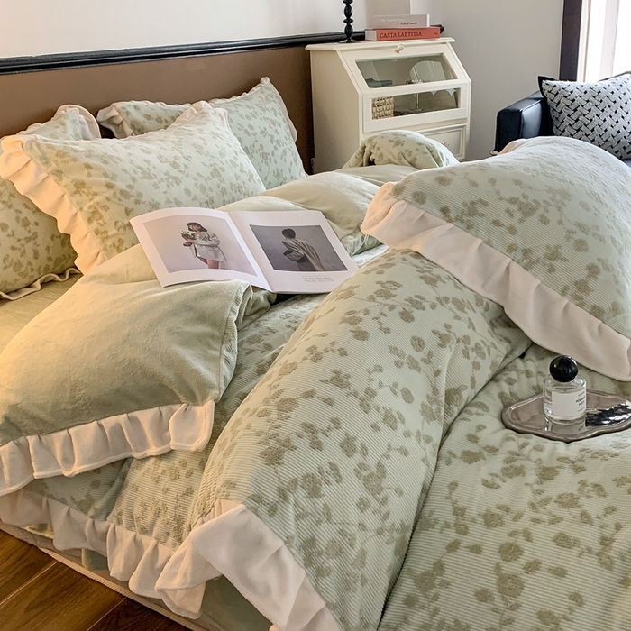 91家纺网 家纺一手货源 找家纺 潘朵拉 2023新款高克重法式花边着色雕花牛奶绒四件套 梨花绿