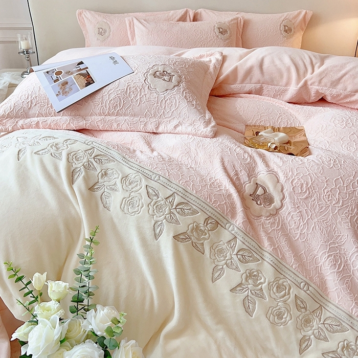 91家纺网 家纺一手货源 找家纺 宅家居 2023新款法式风拼接刺绣全消光A类浮雕花绒剪花烂花牛奶绒四件套-幸福玫瑰 魅-粉
