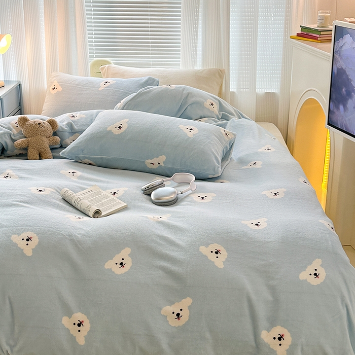 91家纺网 家纺一手货源 找家纺 昔可家纺  2023新款高克重印花牛奶绒卡通系列四件套 蓝底小白熊