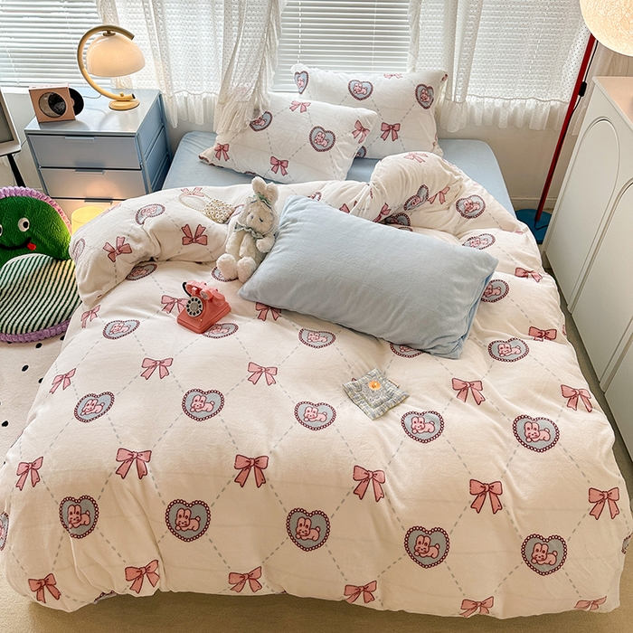 91家纺网 家纺一手货源 找家纺 昔可家纺  2023新款高克重印花牛奶绒卡通系列四件套 菱格爱心兔