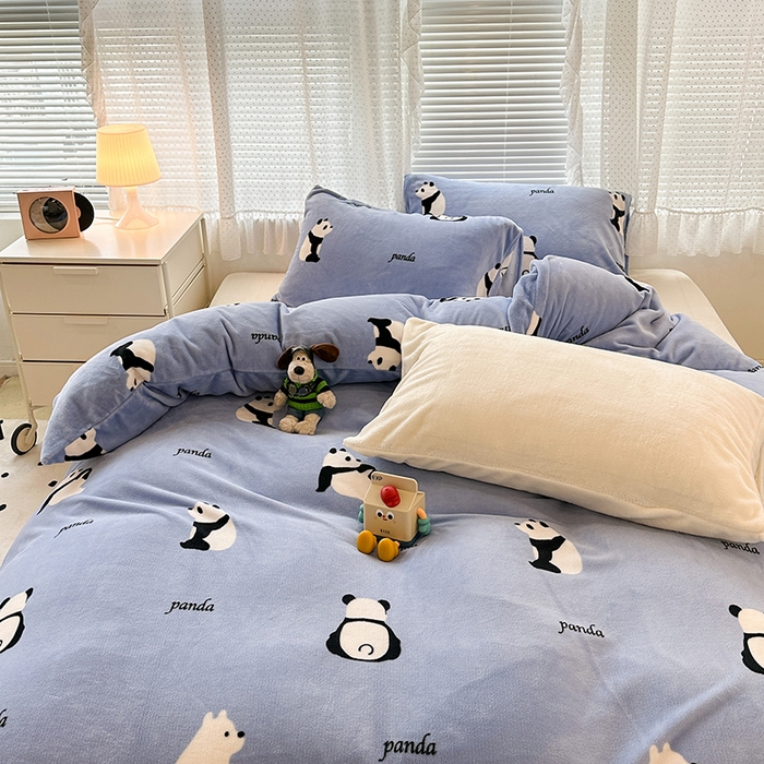 91家纺网 家纺一手货源 找家纺 昔可家纺  2023新款高克重印花牛奶绒卡通系列四件套 蓝底熊猫