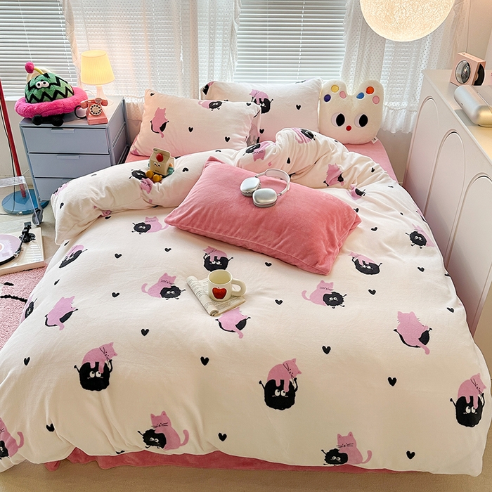 91家纺网 家纺一手货源 找家纺 昔可家纺  2023新款高克重印花牛奶绒卡通系列四件套 粉猫煤球