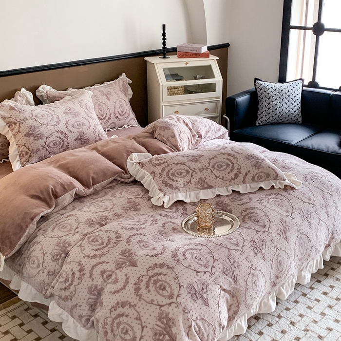 91家纺网 家纺一手货源 找家纺 潘朵拉 2023新款高克重法式花边着色雕花牛奶绒四件套 法式浪漫咖