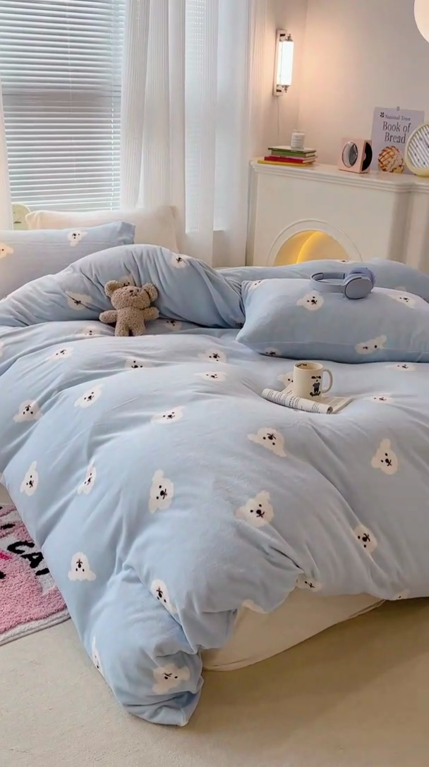 91家纺网 家纺一手货源 找家纺 昔可家纺  2023新款高克重印花牛奶绒卡通系列四件套 蓝底小白熊