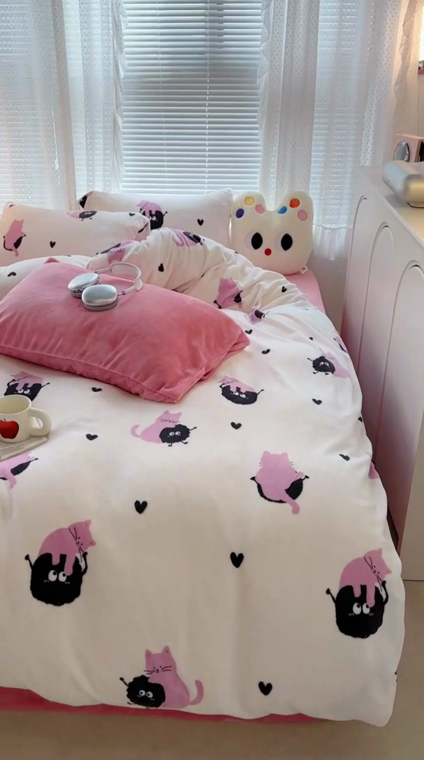 91家纺网 家纺一手货源 找家纺 昔可家纺  2023新款高克重印花牛奶绒卡通系列四件套 粉猫煤球