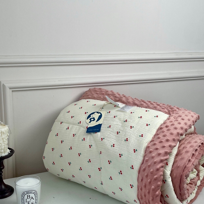 91家纺网 家纺一手货源 找家纺 源启生活 2023新款全棉皱皱纱手包边豆豆被 小樱桃