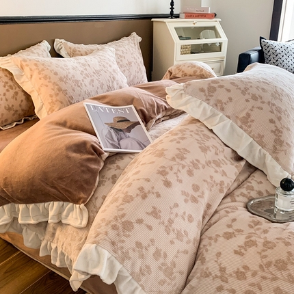 91家纺网 家纺一手货源 找家纺 潘朵拉 2023新款高克重法式花边着色雕花牛奶绒四件套 梨花咖