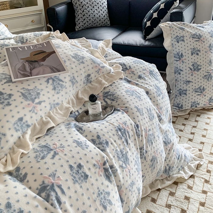 91家纺网 家纺一手货源 找家纺 潘朵拉 2023新款高克重法式花边着色雕花牛奶绒四件套 清浅（蓝）