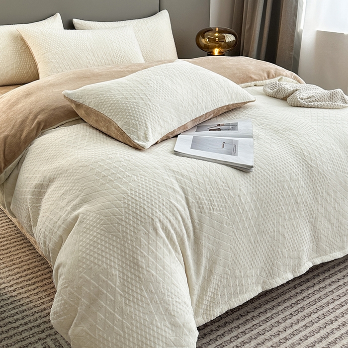 91家纺网 家纺一手货源 找家纺 铠畅家纺 2023爆款A类230g立体雕花牛奶绒四件套 七巧板奶白