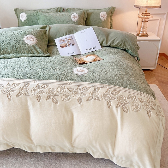 91家纺网 家纺一手货源 找家纺 宅家居 2023新款法式风拼接刺绣全消光A类浮雕花绒剪花烂花牛奶绒四件套-幸福玫瑰 魅-绿