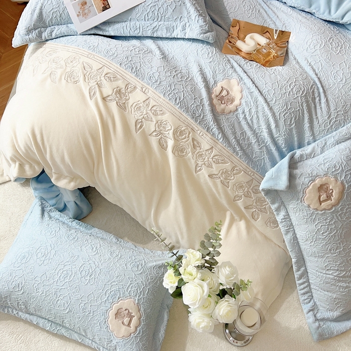 91家纺网 家纺一手货源 找家纺 宅家居 2023新款法式风拼接刺绣全消光A类浮雕花绒剪花烂花牛奶绒四件套-幸福玫瑰 魅-蓝