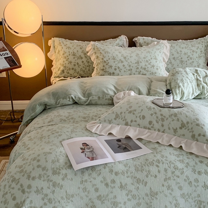 91家纺网 家纺一手货源 找家纺 潘朵拉 2023新款高克重法式花边着色雕花牛奶绒四件套 梨花绿