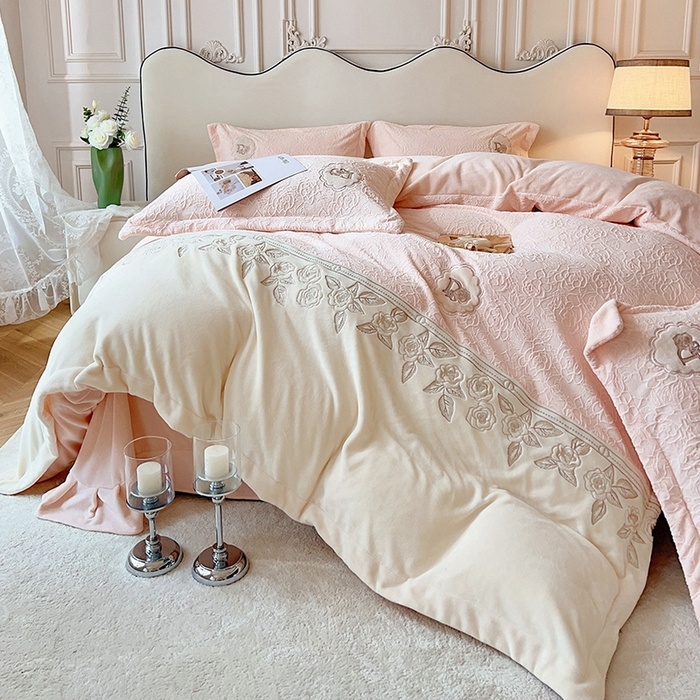 91家纺网 家纺一手货源 找家纺 宅家居 2023新款法式风拼接刺绣全消光A类浮雕花绒剪花烂花牛奶绒四件套-幸福玫瑰 魅-粉