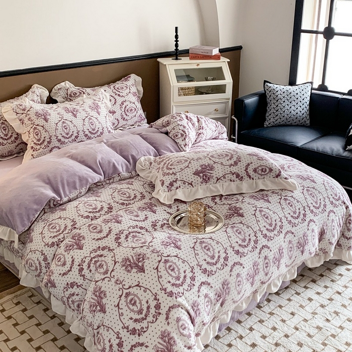 91家纺网 家纺一手货源 找家纺 潘朵拉 2023新款高克重法式花边着色雕花牛奶绒四件套 法式浪漫紫