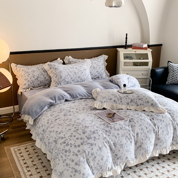 91家纺网 家纺一手货源 找家纺 潘朵拉 2023新款高克重法式花边着色雕花牛奶绒四件套 梨花兰