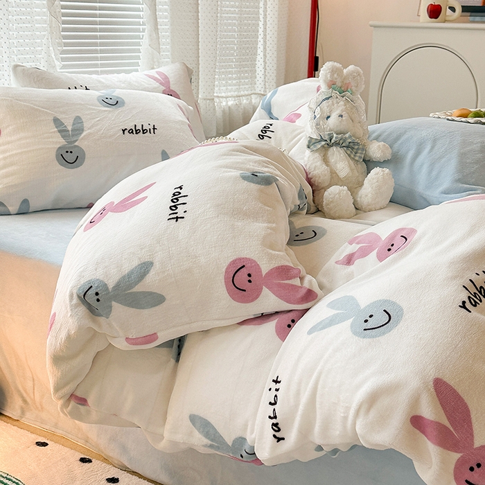 91家纺网 家纺一手货源 找家纺 昔可家纺  2023新款高克重印花牛奶绒卡通系列四件套 长耳朵兔兔