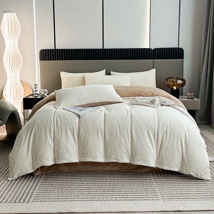 铠畅家纺 2023爆款A类230g立体雕花牛奶绒四件套 七巧板奶白