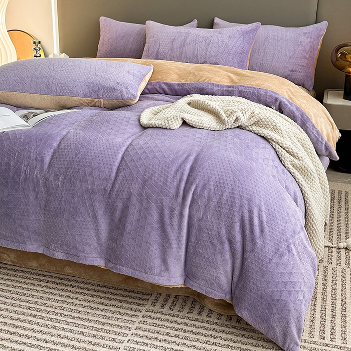 91家纺网 家纺一手货源 找家纺 铠畅家纺 2023爆款A类230g立体雕花牛奶绒四件套 七巧板紫