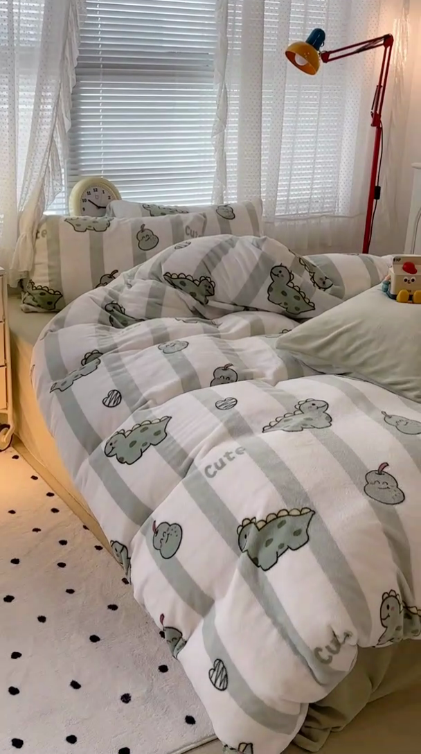 91家纺网 家纺一手货源 找家纺 昔可家纺  2023新款高克重印花牛奶绒卡通系列四件套 绿竖条恐龙