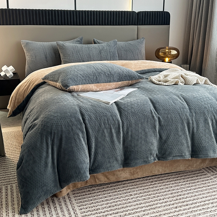 91家纺网 家纺一手货源 找家纺 铠畅家纺 2023爆款A类230g立体雕花牛奶绒四件套 七巧板高级灰