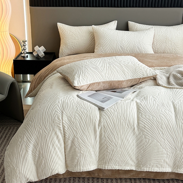 91家纺网 家纺一手货源 找家纺 铠畅家纺 2023爆款A类230g立体雕花牛奶绒四件套 大浪淘沙花型-白