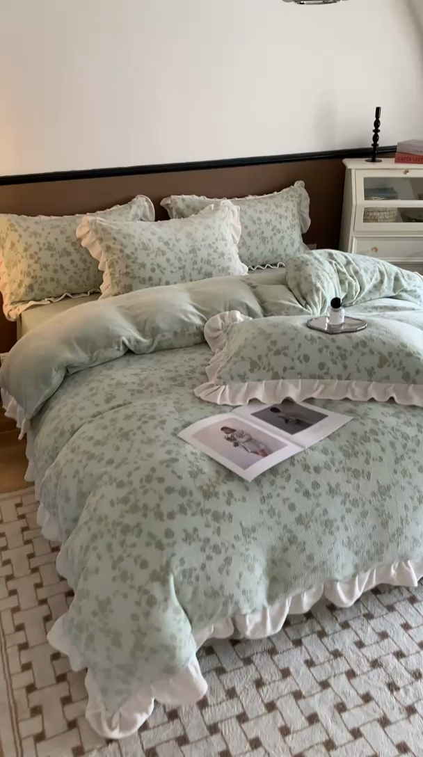 91家纺网 家纺一手货源 找家纺 潘朵拉 2023新款高克重法式花边着色雕花牛奶绒四件套 梨花绿