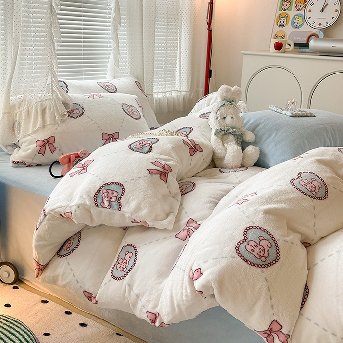 91家纺网 家纺一手货源 找家纺 昔可家纺  2023新款高克重印花牛奶绒卡通系列四件套 菱格爱心兔