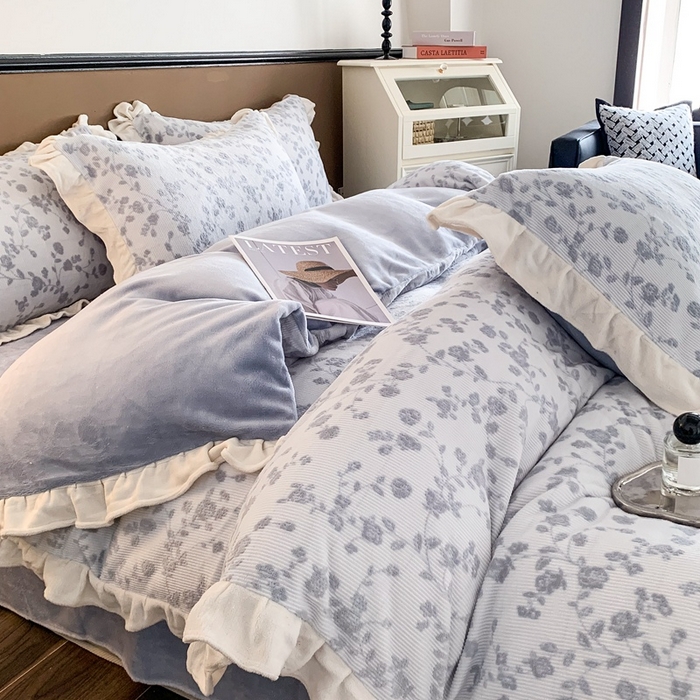 91家纺网 家纺一手货源 找家纺 潘朵拉 2023新款高克重法式花边着色雕花牛奶绒四件套 梨花兰