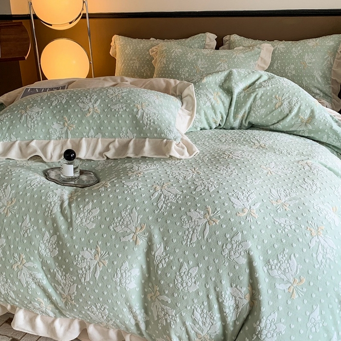 91家纺网 家纺一手货源 找家纺 潘朵拉 2023新款高克重法式花边着色雕花牛奶绒四件套 清浅（绿）