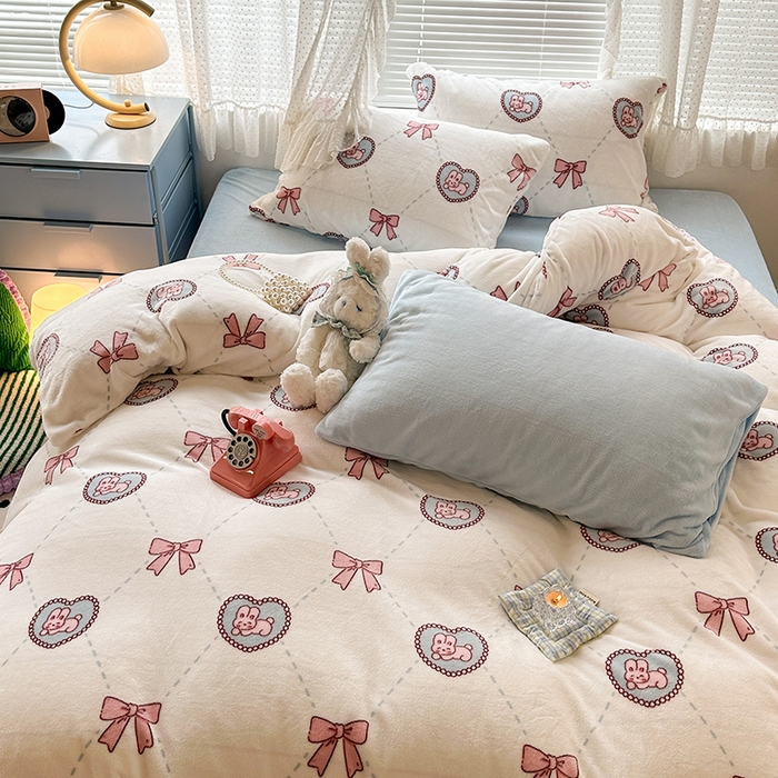91家纺网 家纺一手货源 找家纺 昔可家纺  2023新款高克重印花牛奶绒卡通系列四件套 菱格爱心兔