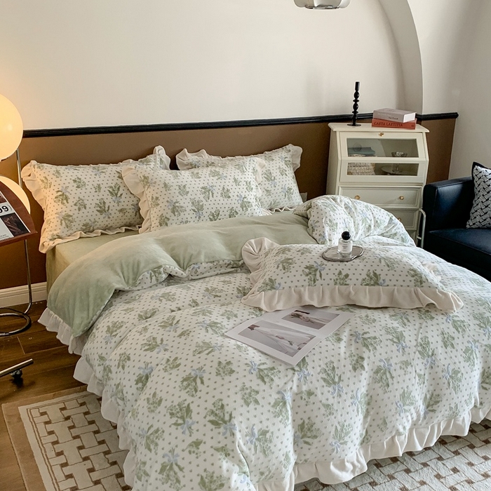 91家纺网 家纺一手货源 找家纺 潘朵拉 2023新款高克重法式花边着色雕花牛奶绒四件套 清浅（奶绿）