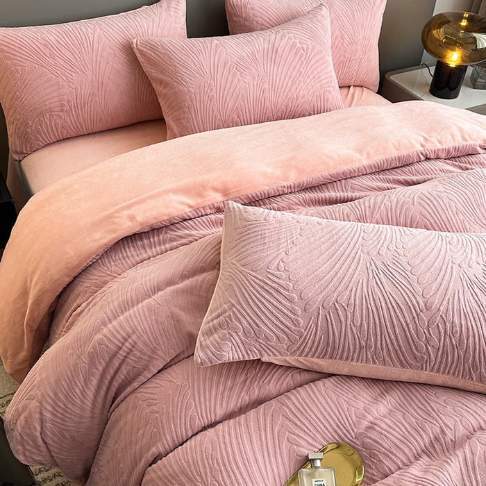 91家纺网 家纺一手货源 找家纺 铠畅家纺 2023爆款A类230g立体雕花牛奶绒四件套 大浪淘沙花型-粉