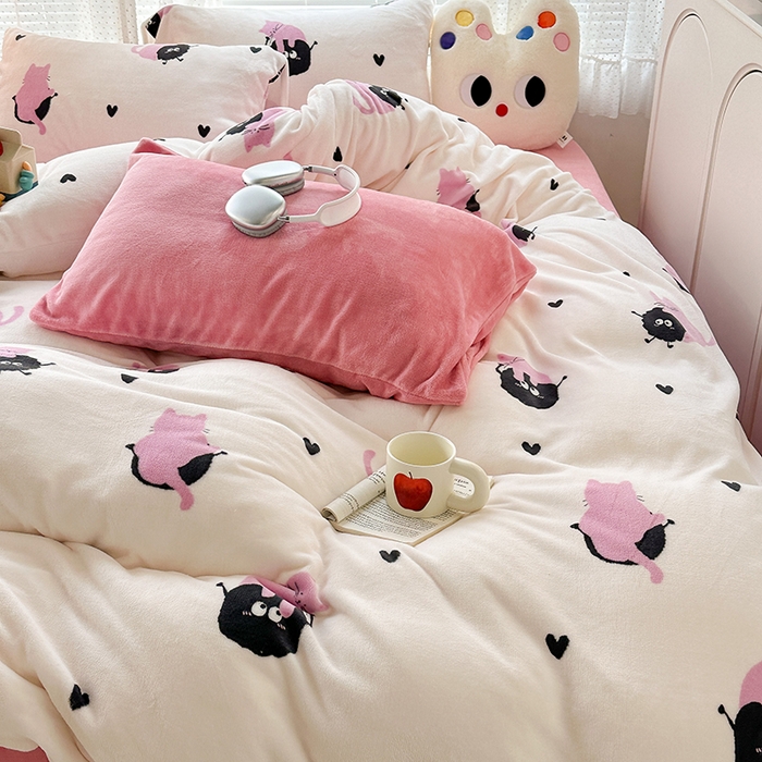 91家纺网 家纺一手货源 找家纺 昔可家纺  2023新款高克重印花牛奶绒卡通系列四件套 粉猫煤球